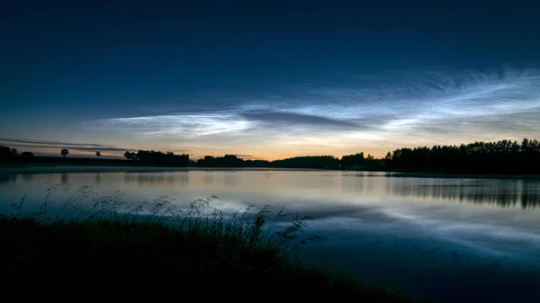 Magnifique Paysage Nocturne Avec Des Nuages Blancs Argentés Dessus Lac — Photo