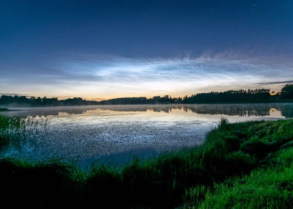 Hermoso Paisaje Nocturno Con Nubes Plata Blanca Sobre Lago Primer — Foto de Stock