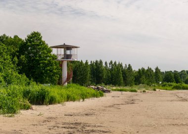 Güneşli yaz manzarası. Cankurtaran gözlem kulesi, Baltık Denizi kıyıları.