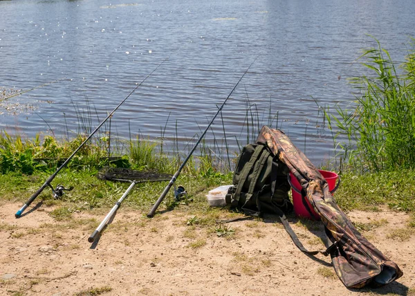 Paesaggio Estivo Soleggiato Riva Lago Attrezzatura Pesca Primo Piano Acque — Foto Stock