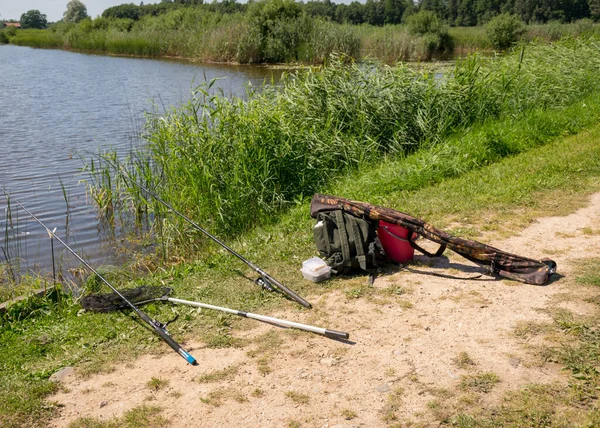 Słoneczny Letni Krajobraz Nad Jeziorem Sprzęt Wędkarski Pierwszym Planie Spokojna — Zdjęcie stockowe