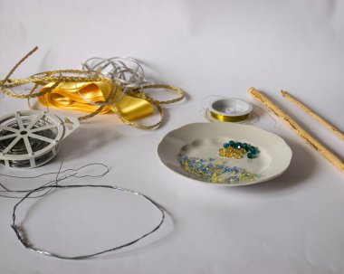 İnci bir taç yapmak için çeşitli alet ve aksesuarlar, el yapımı, evde boş zaman geçirmek, boncuk takmak için.