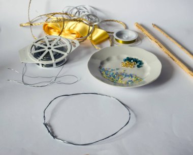 İnci bir taç yapmak için çeşitli alet ve aksesuarlar, el yapımı, evde boş zaman geçirmek, boncuk takmak için.