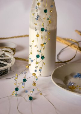 İnci bir taç yapmak için çeşitli alet ve aksesuarlar, el yapımı, evde boş zaman geçirmek, boncuk takmak için.