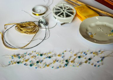 İnci bir taç yapmak için çeşitli alet ve aksesuarlar, el yapımı, evde boş zaman geçirmek, boncuk takmak için.