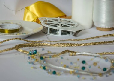 İnci bir taç yapmak için çeşitli alet ve aksesuarlar, el yapımı, evde boş zaman geçirmek, boncuk takmak için.