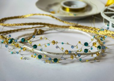 İnci bir taç yapmak için çeşitli alet ve aksesuarlar, el yapımı, evde boş zaman geçirmek, boncuk takmak için.