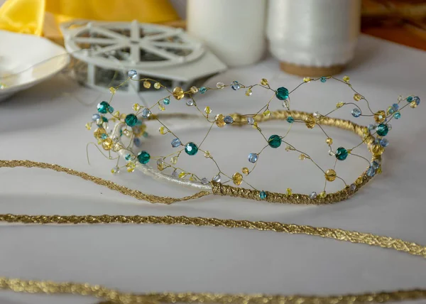 İnci bir taç yapmak için çeşitli alet ve aksesuarlar, el yapımı, evde boş zaman geçirmek, boncuk takmak için.