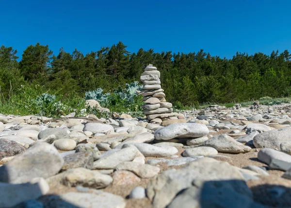Foto Met Prachtige Witte Stenen Palen Aan Zee Deze Objecten — Stockfoto