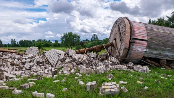 Landskap Med Vält Gammalt Vattentorn Träfat Marken Fragment Vita Tegelruiner — Stockfoto