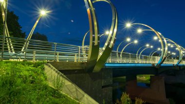 Gölü kaplayan beyaz gümüş bulutlu güzel bir gece manzarası bulanık bir ön plan göl suyunda büyüleyici bulut yansımaları, yaz gecesi