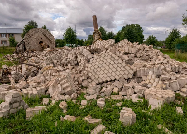 Paisaje Con Una Antigua Torre Agua Volcada Fragmentos Ruinas Ladrillo — Foto de Stock