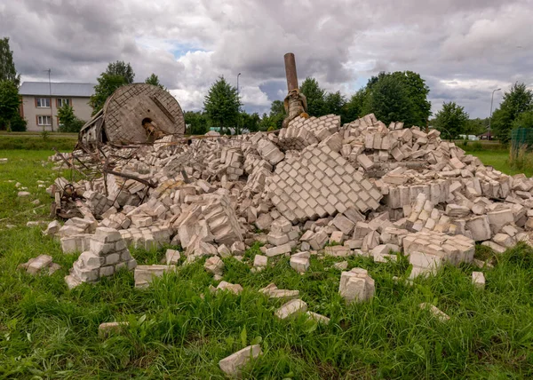 Landschap Met Een Omgeslagen Oude Watertoren Fragmenten Van Witte Bakstenen — Stockfoto