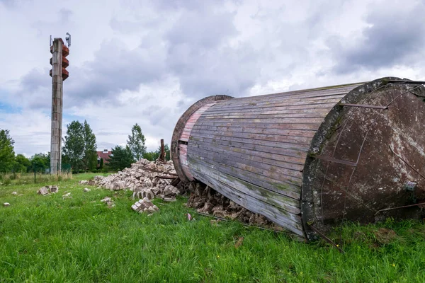 Paisaje Con Torre Agua Volcada Barril Madera Suelo Fragmentos Ruinas — Foto de Stock