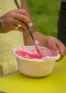 Renkli sümüklü kase, bir doğum günü partisinde sümük yapmak, çocuk oyunları - sümük yapmak, el yapımı