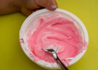 Renkli sümüklü kase, bir doğum günü partisinde sümük yapmak, çocuk oyunları - sümük yapmak, el yapımı