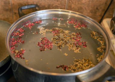 Hazır salamura, çeşitli biberler, defne yaprakları ve diğer malzemelerle konserve.