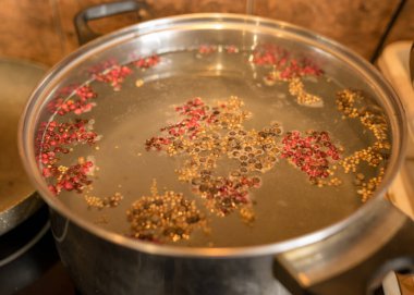 Hazır salamura, çeşitli biberler, defne yaprakları ve diğer malzemelerle konserve.