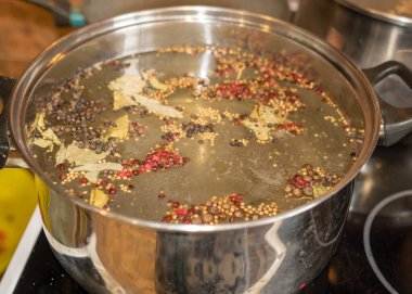 Hazır salamura, çeşitli biberler, defne yaprakları ve diğer malzemelerle konserve.