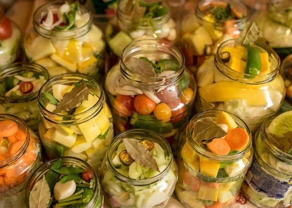 玻璃瓶与各种蔬菜 罐头蔬菜 盐渍各种蔬菜在玻璃瓶长期储存 各种发酵绿色蔬菜 — 图库照片