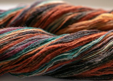 Güzel renkli iplikler, yakın çekim görüntüsü, el sanatları.