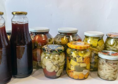 Sonbahar hasat zamanı konserve sebzeli cam kavanozlar.,