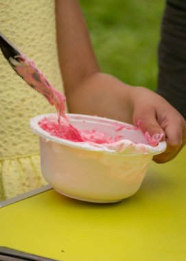 Renkli sümüklü kase, bir doğum günü partisinde sümük yapmak, çocuk oyunları - sümük yapmak, el yapımı