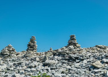 Deniz kenarında güzel beyaz taş yığınları olan bu nesneler gezginler tarafından yapıldı, Saaremaa Adası, Estonya
