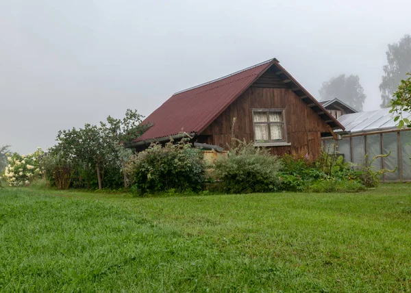 Niebla Paisaje Casa Jardín Madera Simple Hermoso Jardín Con Flores — Foto de Stock