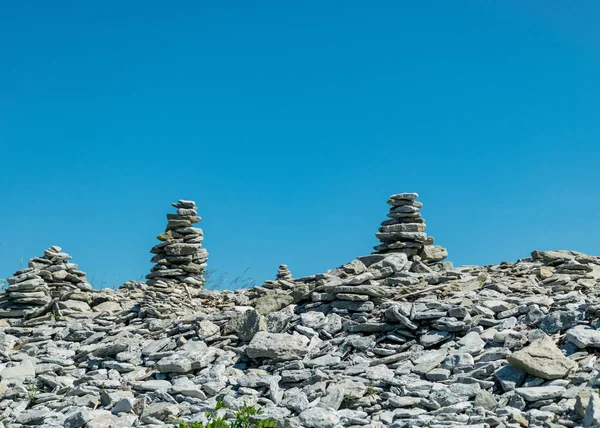 Deniz kenarında güzel beyaz taş yığınları olan bu nesneler gezginler tarafından yapıldı, Saaremaa Adası, Estonya