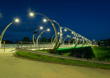 Gölü kaplayan beyaz gümüş bulutlu güzel bir gece manzarası bulanık bir ön plan göl suyunda büyüleyici bulut yansımaları, yaz gecesi