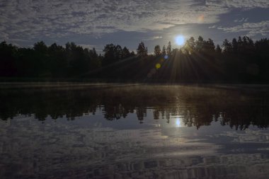 Güzel bir yaz sabahı gölü manzarası, güzel bulutlar ve harika yansımaları göl aynasında, yaz sabahı deniz kenarında.