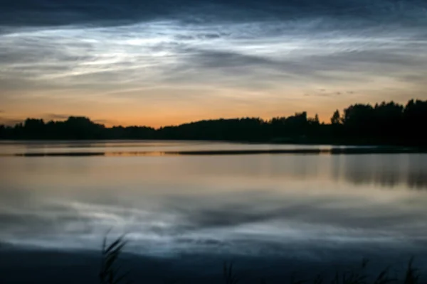 Magnifique Paysage Nocturne Avec Des Nuages Blancs Argentés Dessus Lac — Photo