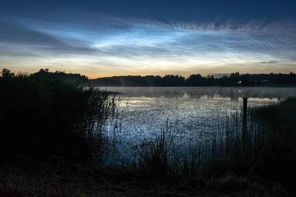 Magnifique Paysage Nocturne Avec Des Nuages Blancs Argentés Dessus Lac — Photo