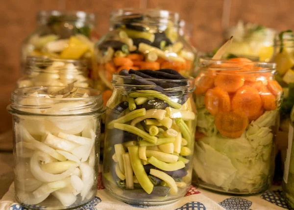 Γυάλινα Βάζα Διάφορα Λαχανικά Κονσερβοποιημένα Λαχανικά Αλάτισμα Διαφόρων Λαχανικών Γυάλινα — Φωτογραφία Αρχείου