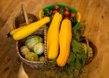 çeşitli sebzeler hasat edildi ve yıkandı, hasat zamanı, sebze konserveleri, kırsal kesimde yaz mevsimi