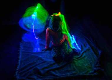 Güzel ve renkli ışık resimleri, soyut ışık çizgileri ve insan yüz hatları, bulanık yüz ve mutlu ışık dokuları.