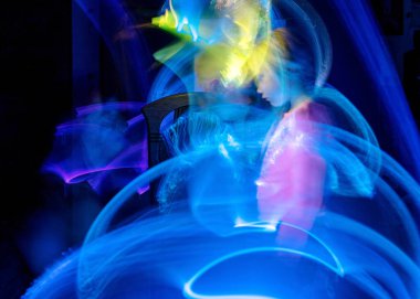 Güzel ve renkli ışık resimleri, soyut ışık çizgileri ve insan yüz hatları, bulanık yüz ve mutlu ışık dokuları.