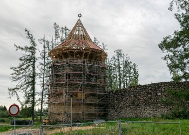 Eski ortaçağ taş kale kalıntıları, yeni çatı yapısı olan kale kulesi Ergeme şatosu kalıntıları, Letonya