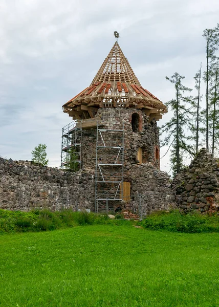 Ruínas Antigas Castelo Pedra Medieval Torre Castelo Com Estrutura Nova — Fotografia de Stock