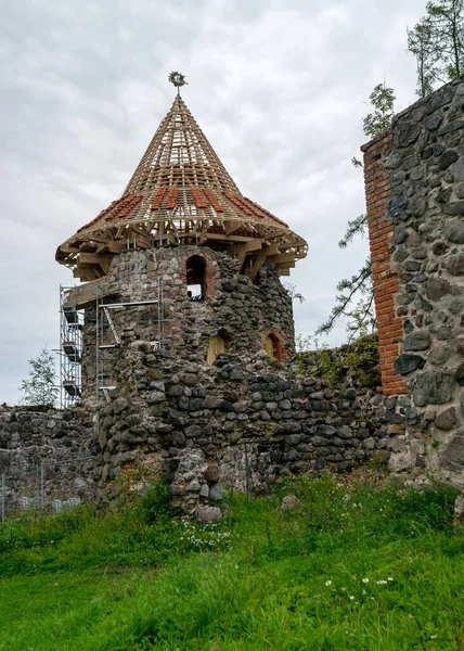 Stare Średniowieczne Kamienne Ruiny Zamku Wieża Zamkowa Nową Konstrukcją Dachu — Zdjęcie stockowe