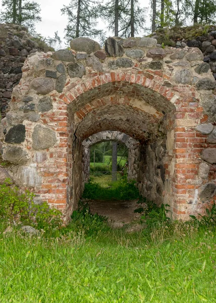古い中世の石造りの城跡 エルゲム城の遺跡 ラトビア — ストック写真