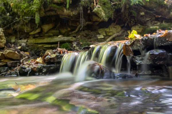 Pequeño Río Rápido Fluye Través Rocas Dolomita Exposición Largo Plazo —  Fotos de Stock