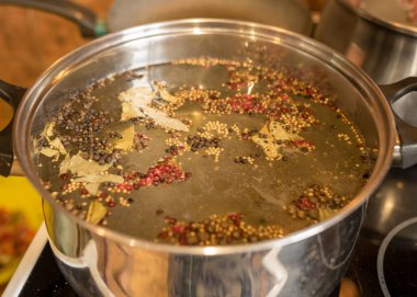 Hazır salamura, çeşitli biberler, defne yaprakları ve diğer malzemelerle konserve.