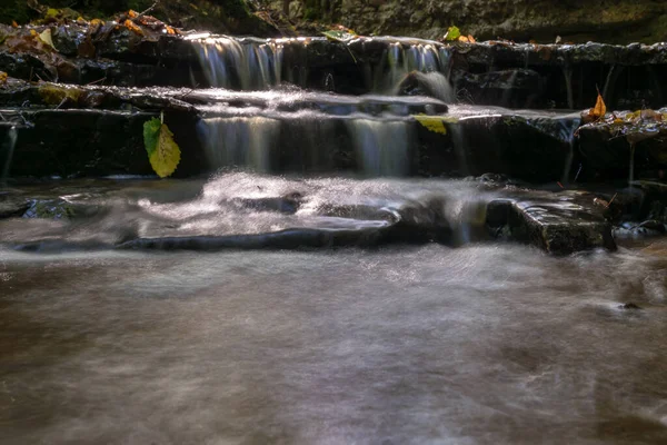 Een Kleine Snelle Rivier Stroomt Door Dolomietrotsen Langdurige Blootstelling Zacht — Stockfoto