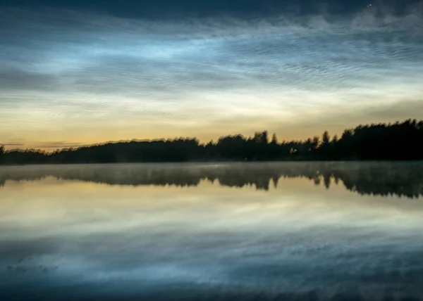 Magnifique Paysage Nocturne Avec Des Nuages Blancs Argentés Dessus Lac — Photo