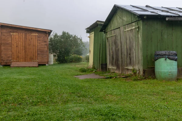 Nebbia Paesaggio Semplice Casa Giardino Legno Bel Giardino Fiorito Autunno — Foto Stock