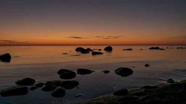 Orangefarbener Sonnenuntergang Meer Silhouetten Aus Schwarzem Stein Vor Dem Meeresgrund — Stockfoto
