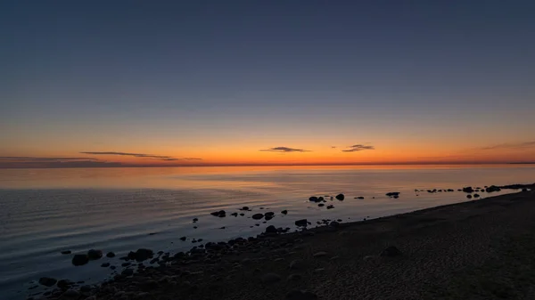 Atardecer Naranja Junto Mar Siluetas Piedra Negra Sobre Fondo Del — Foto de Stock