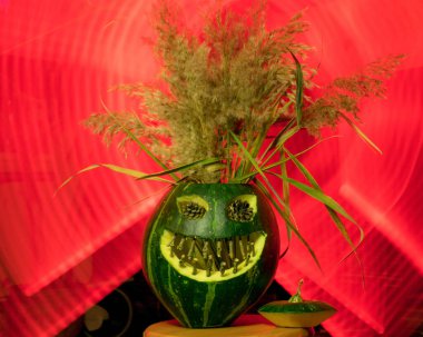 Kırmızı ışıklı resimlerin arka planına oyulmuş yeşil balkabağı, yeşil Cadılar Bayramı Jack o Lantern, Cadılar Bayramı, sonbahar